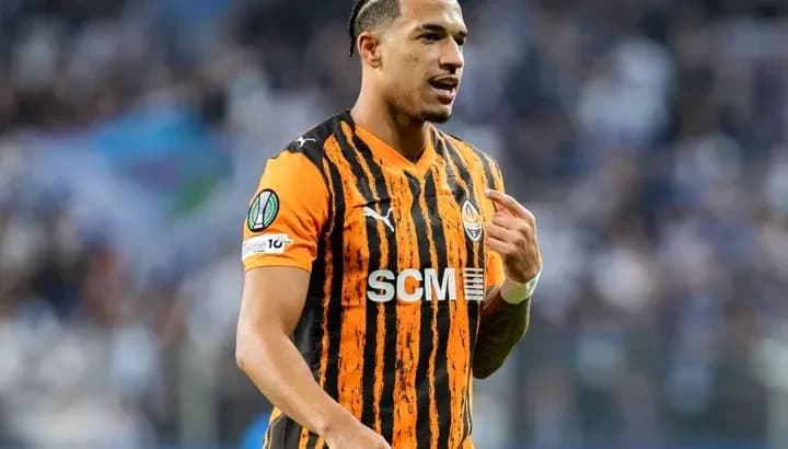 Joueur de Shakhtar Donetsk en action sur le terrain Joueur de Shakhtar Donetsk en action sur le terrain