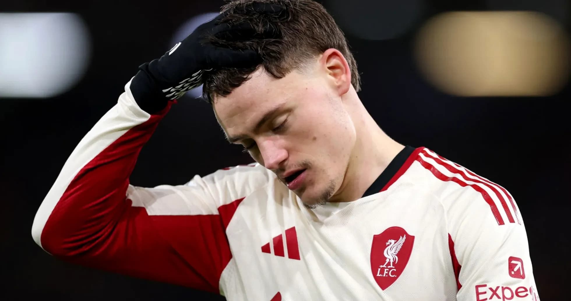 Joueur de Liverpool se tenant la tête après le match Joueur de Liverpool se tenant la tête après le match