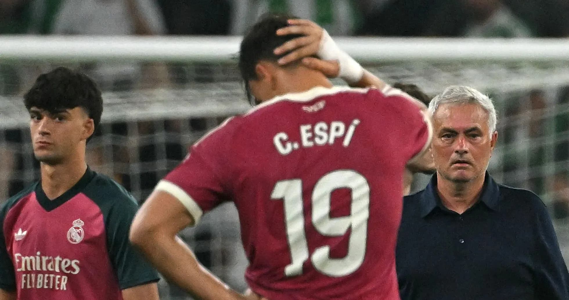 Joueur de Madrid avec maillot, entraîneur au premier plan Joueur de Madrid avec maillot, entraîneur au premier plan