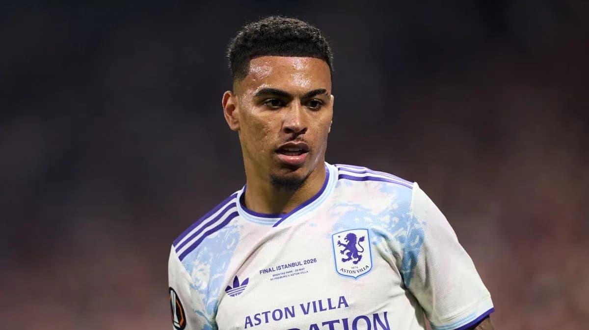 Joueur d'Aston Villa en action sur le terrain Joueur d'Aston Villa en action sur le terrain