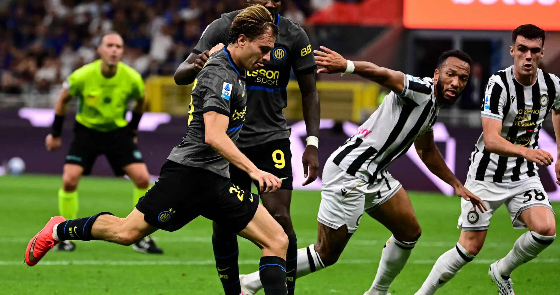 Joueur d'Inter Milan en action contre Udinese Joueur d'Inter Milan en action contre Udinese