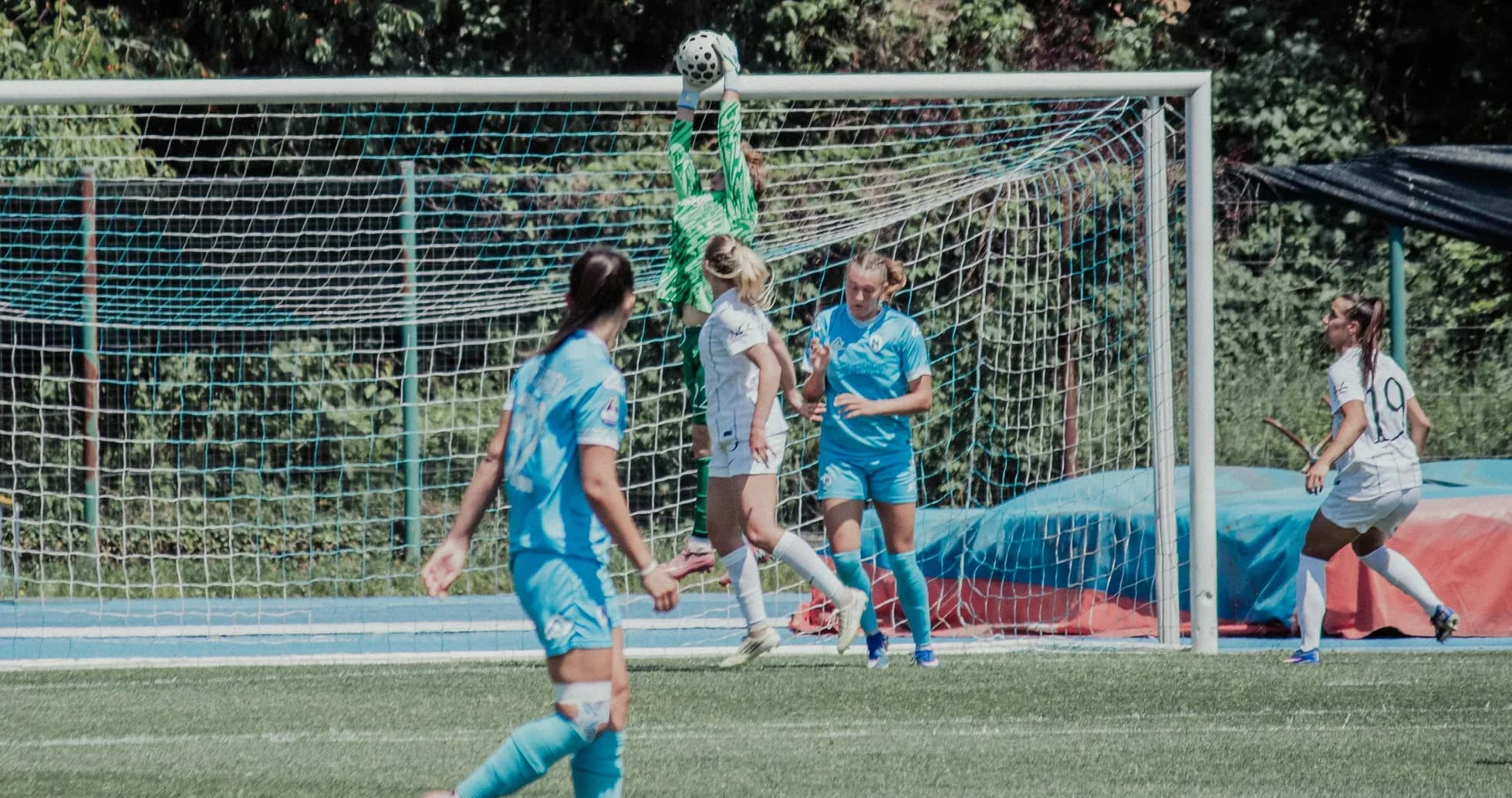 Gardienne attrapant le ballon pendant un match Gardienne attrapant le ballon pendant un match