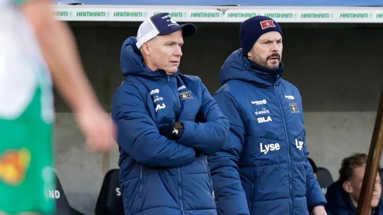 Entraîneurs observant le match depuis le banc Entraîneurs observant le match depuis le banc