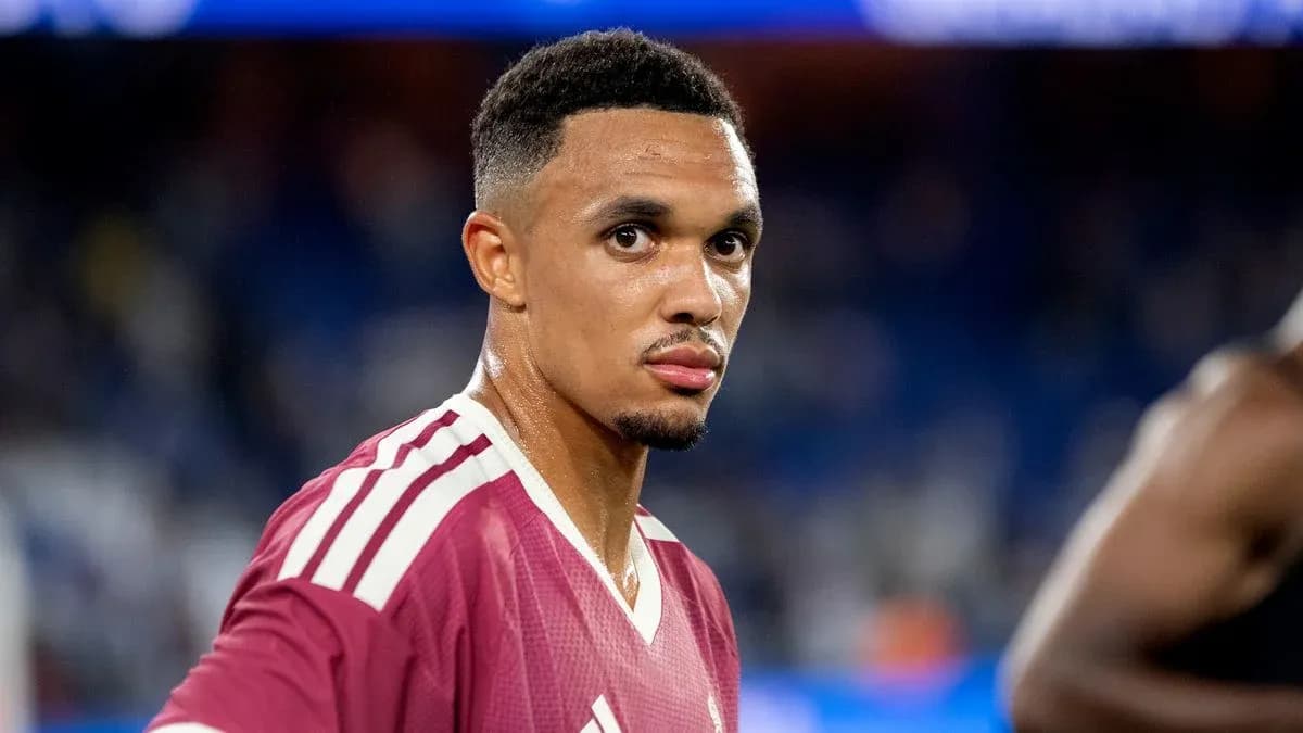 Joueur en maillot bordeaux sur le terrain Joueur en maillot bordeaux sur le terrain