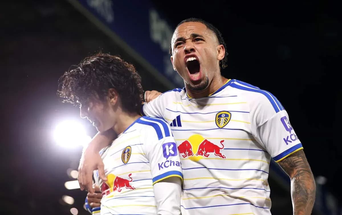Joueurs de Leeds célébrant un but ensemble Joueurs de Leeds célébrant un but ensemble
