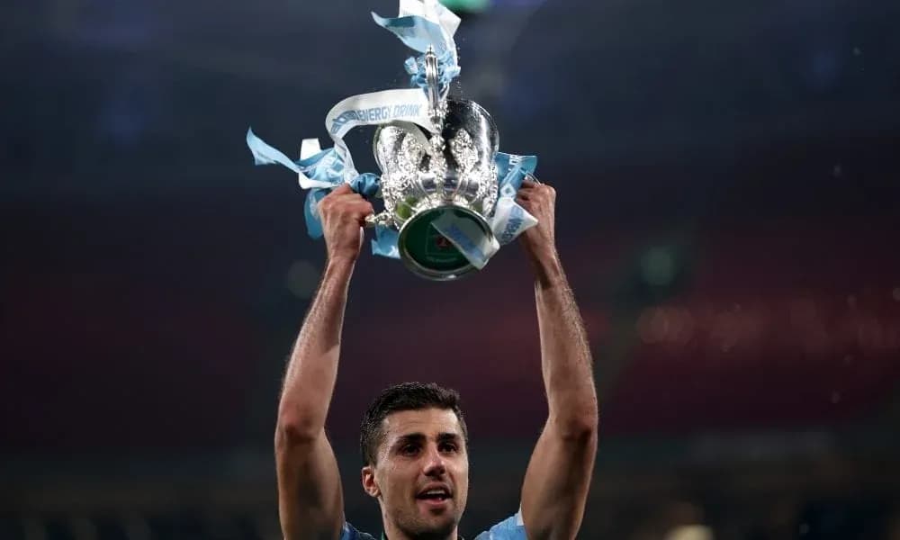 Joueur levant un trophée lors de la célébration Joueur levant un trophée lors de la célébration