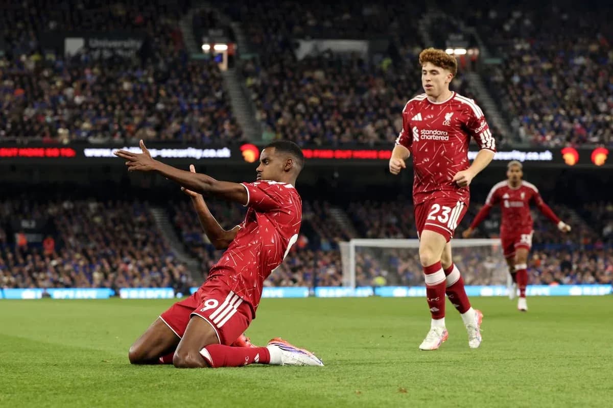 Joueur de Liverpool glissant sur le terrain lors du match Joueur de Liverpool glissant sur le terrain lors du match