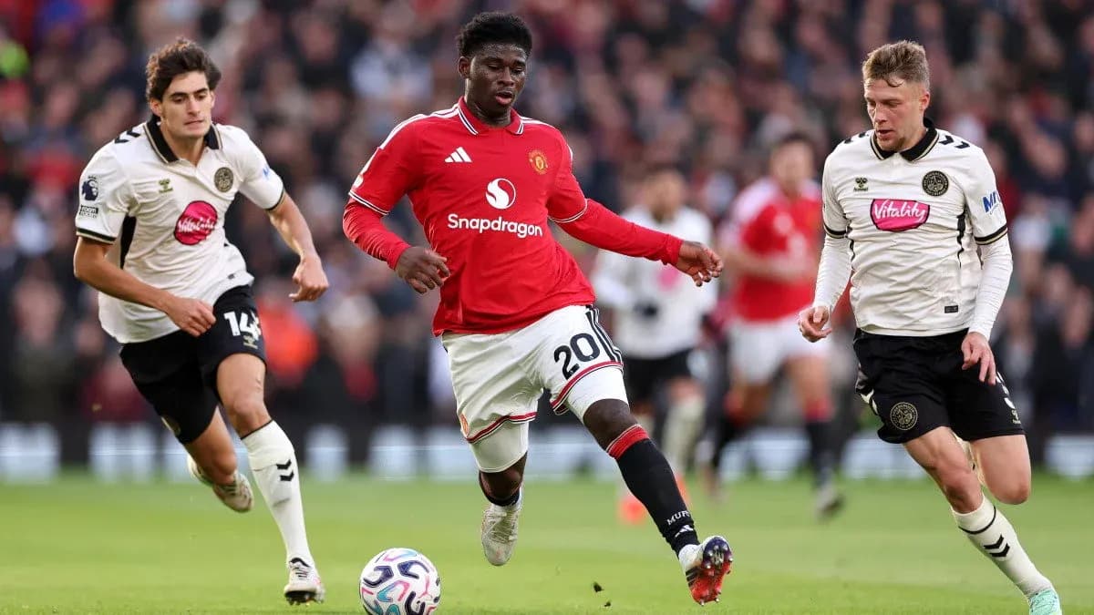 Un joueur de Manchester United dribble le ballon Un joueur de Manchester United dribble le ballon