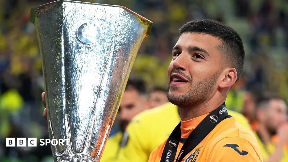 Joueur levant le trophée de la Ligue Europa Joueur levant le trophée de la Ligue Europa