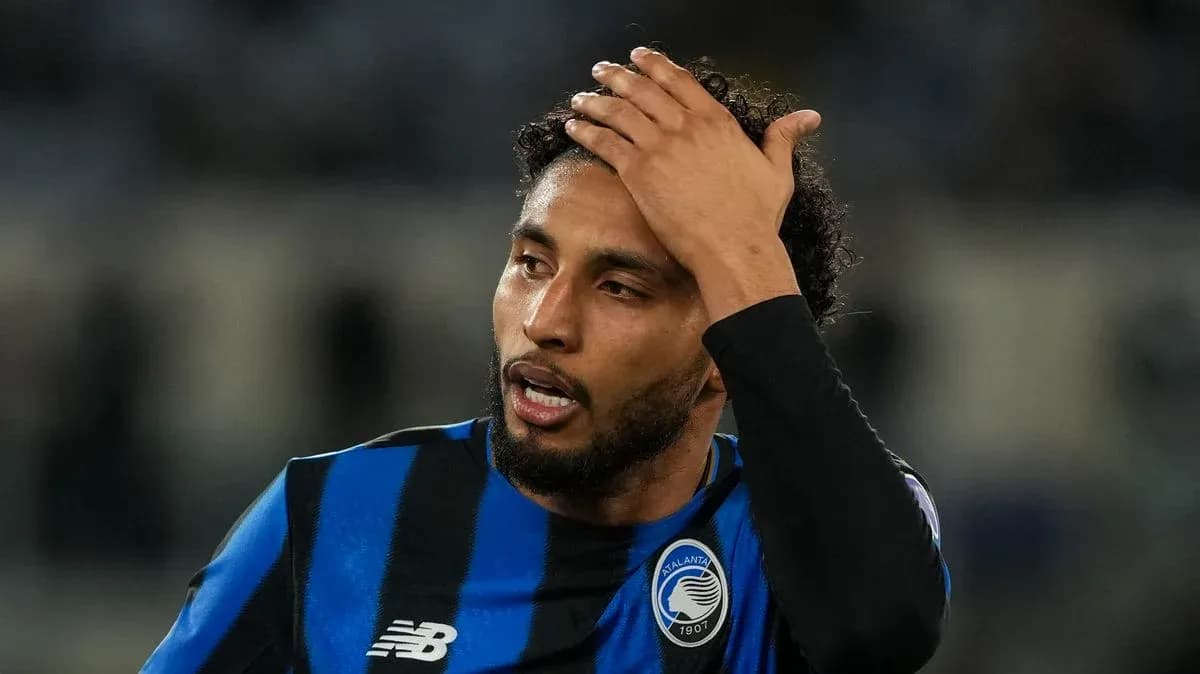 Joueur d'Atalanta touchant son front sur le terrain Joueur d'Atalanta touchant son front sur le terrain