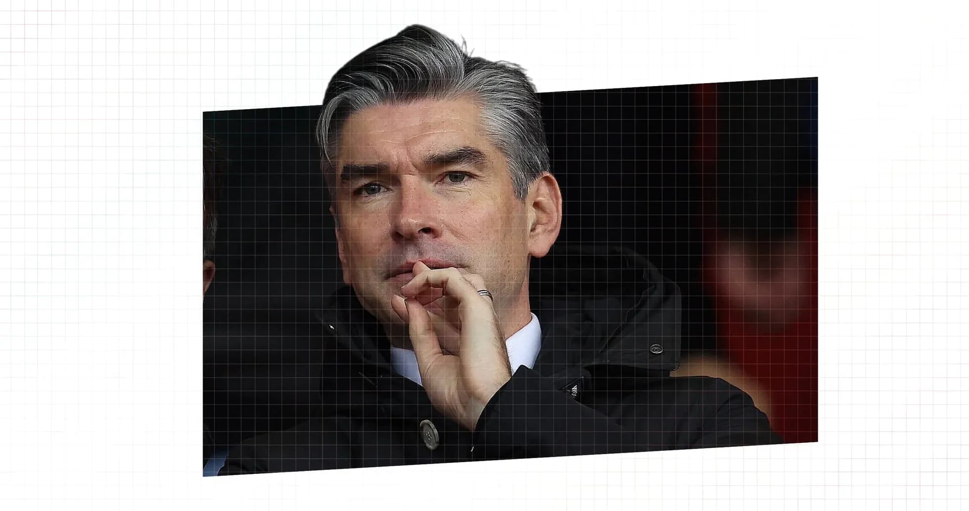 Homme pensif en tribune lors d'un match Homme pensif en tribune lors d'un match