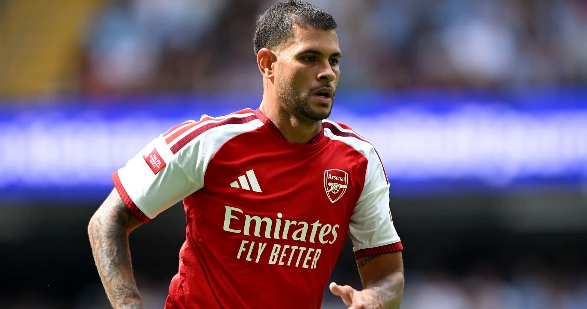 Joueur d'Arsenal portant le maillot rouge sur le terrain Joueur d'Arsenal portant le maillot rouge sur le terrain