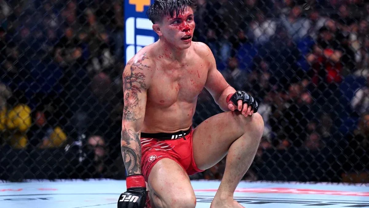 Combattant de MMA assis avec des blessures visibles Combattant de MMA assis avec des blessures visibles
