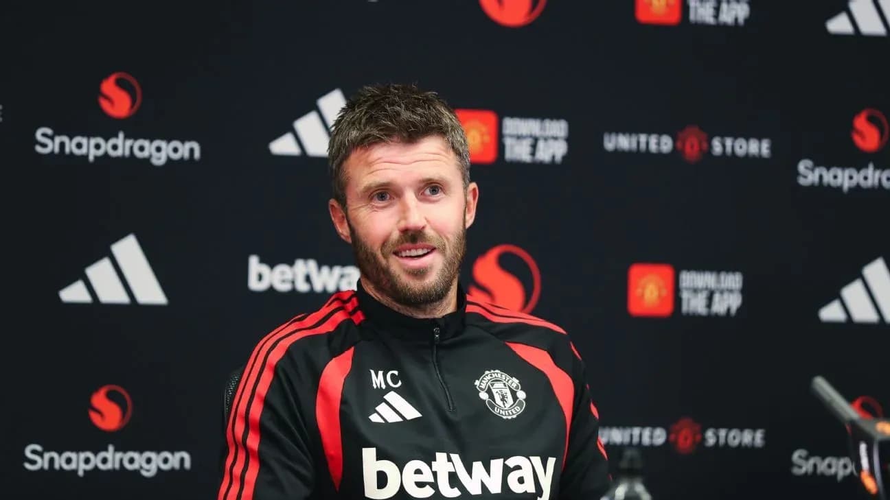 Entraîneur lors d'une conférence de presse à Manchester United Entraîneur lors d'une conférence de presse à Manchester United