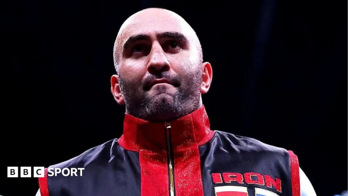Boxeur avec une veste rouge et noire sur le ring Boxeur avec une veste rouge et noire sur le ring