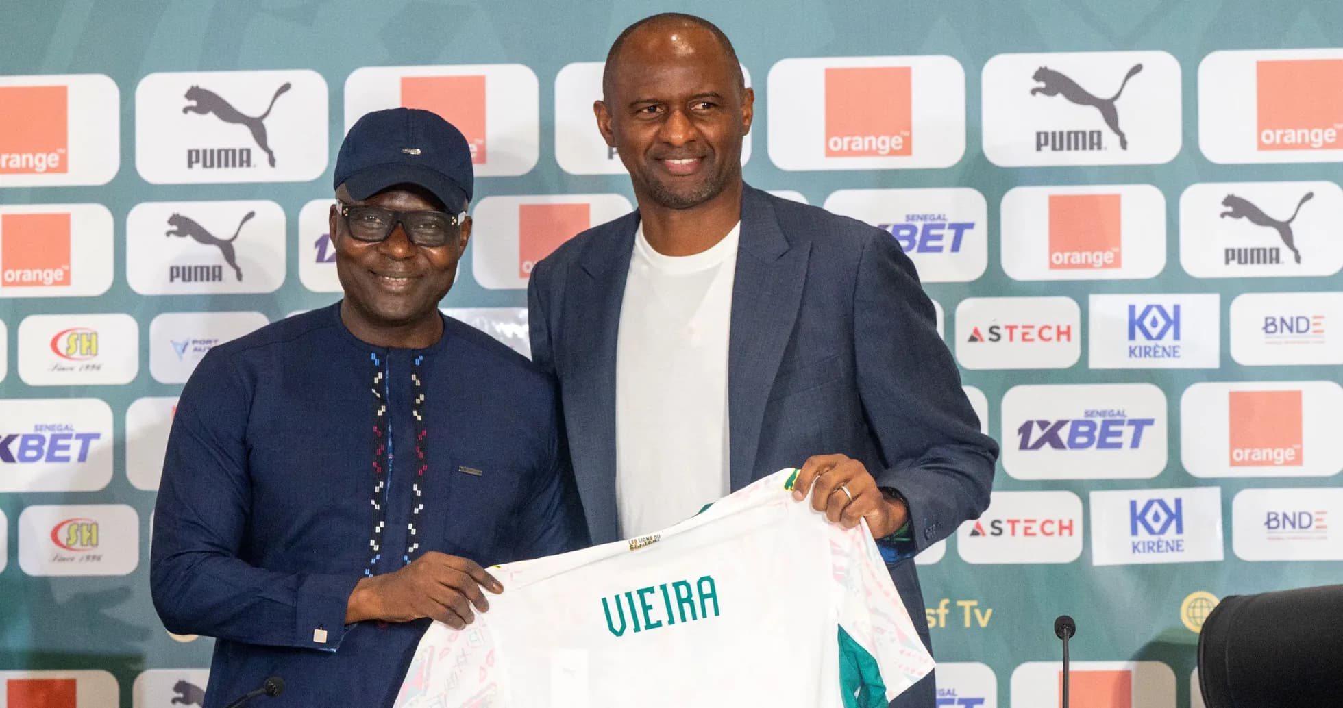 Annonce de Patrick Vieira avec un responsable de la fédération Annonce de Patrick Vieira avec un responsable de la fédération