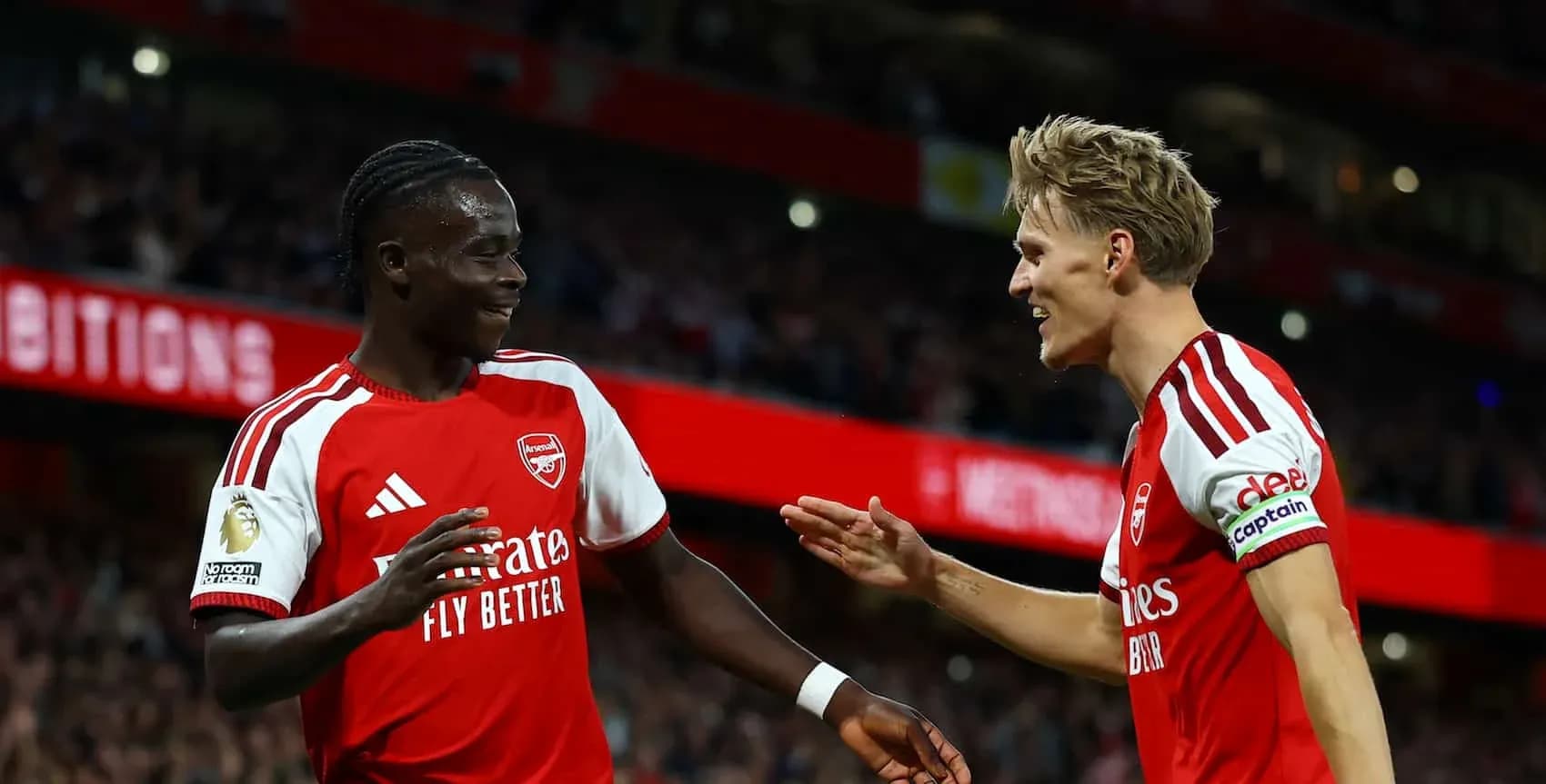 Deux joueurs d'Arsenal célébrant un but ensemble Deux joueurs d'Arsenal célébrant un but ensemble