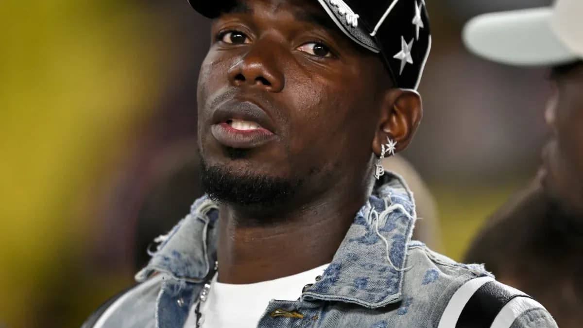 Homme portant une veste en jean et une casquette Homme portant une veste en jean et une casquette