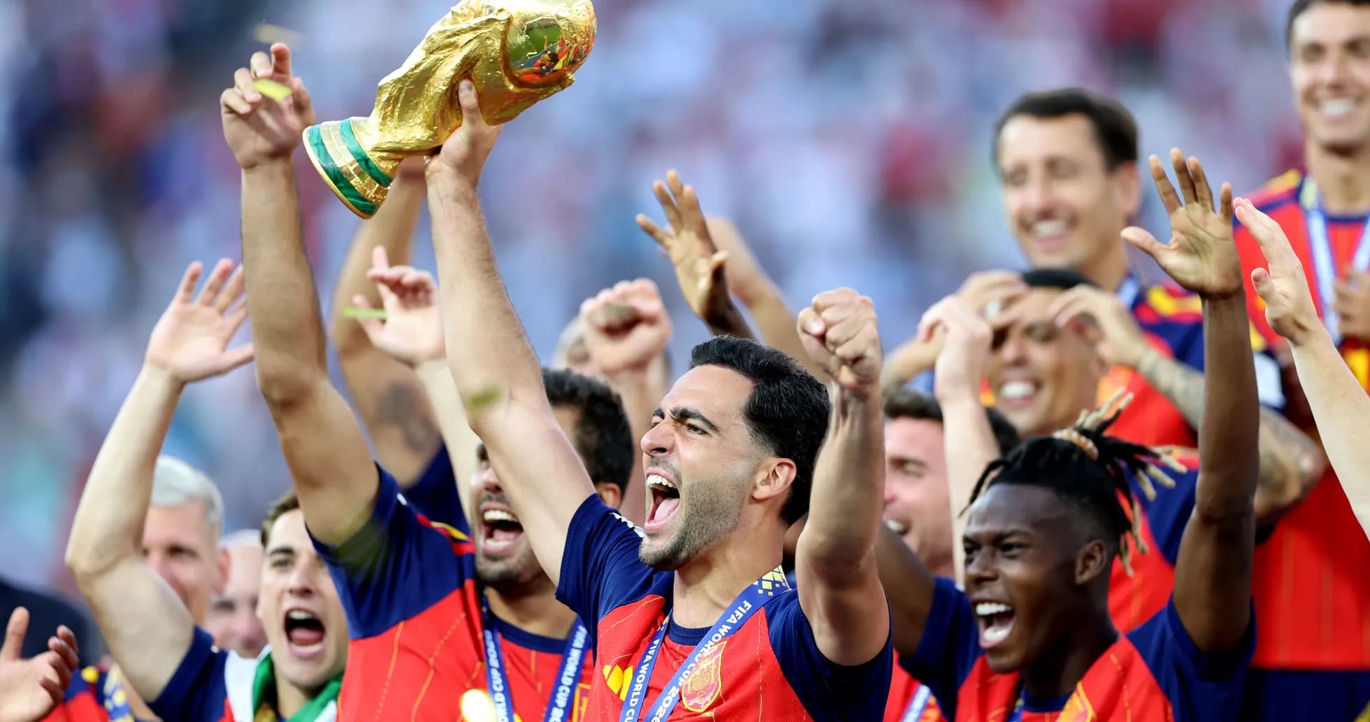 Joueur levant la coupe du monde avec l'équipe Joueur levant la coupe du monde avec l'équipe