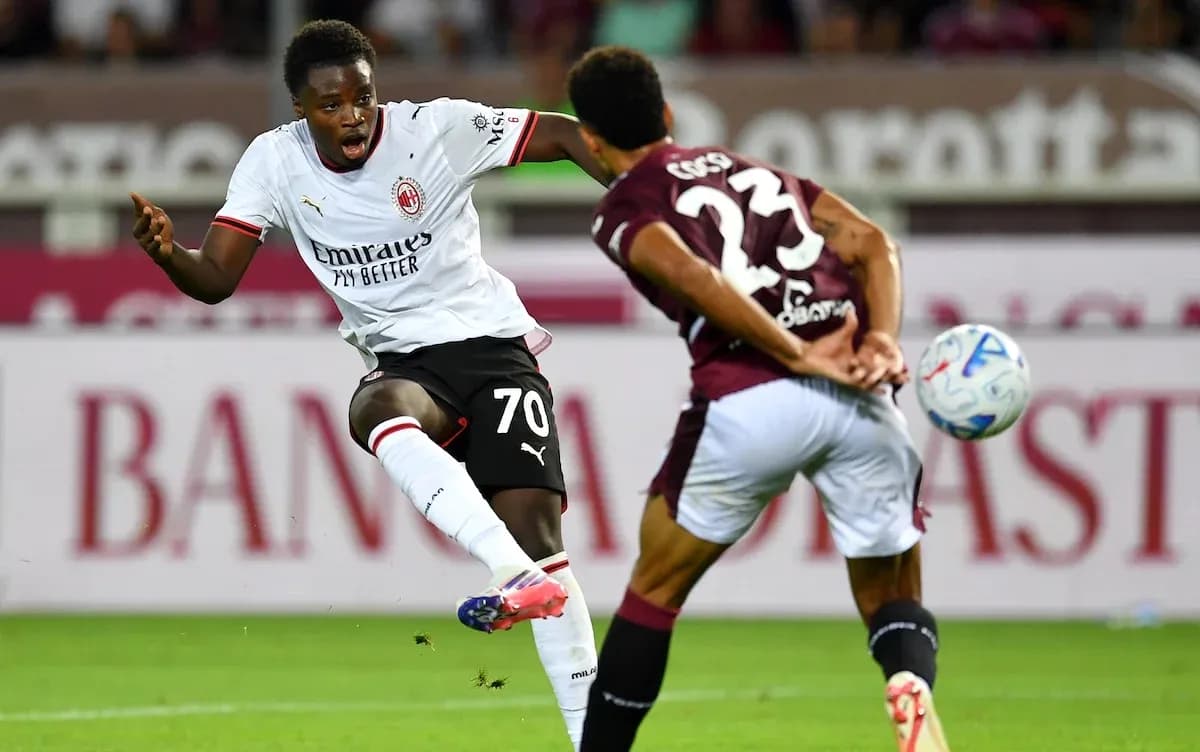 Un joueur d'AC Milan tire au but Un joueur d'AC Milan tire au but