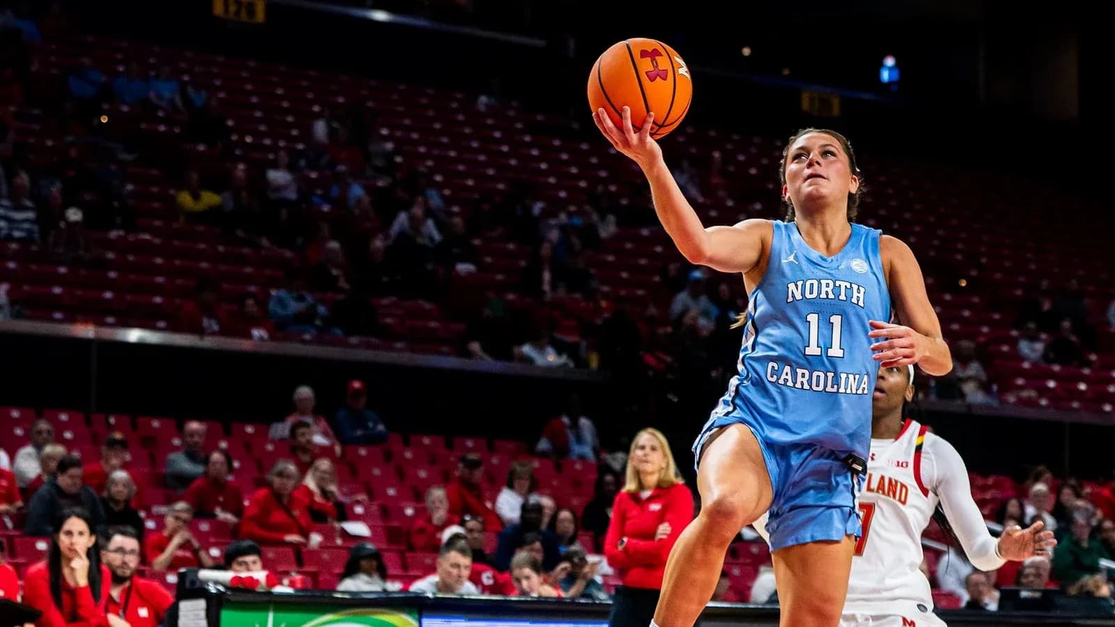 Joueuse de North Carolina tirant au basket Joueuse de North Carolina tirant au basket