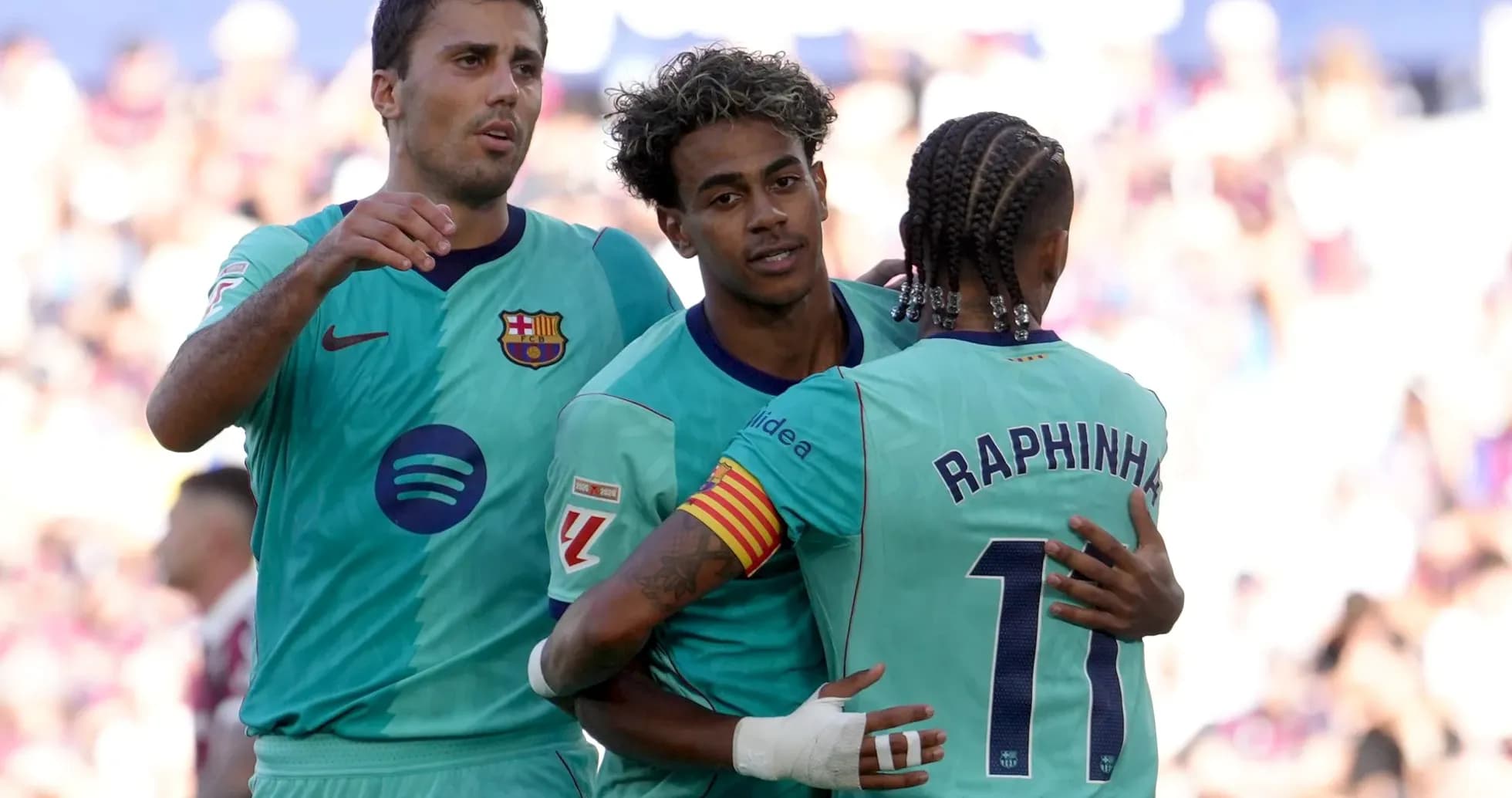 Joueurs de Barcelone célébrant un but Joueurs de Barcelone célébrant un but