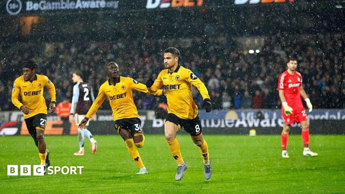 Joueur célébrant un but sous la pluie Joueur célébrant un but sous la pluie