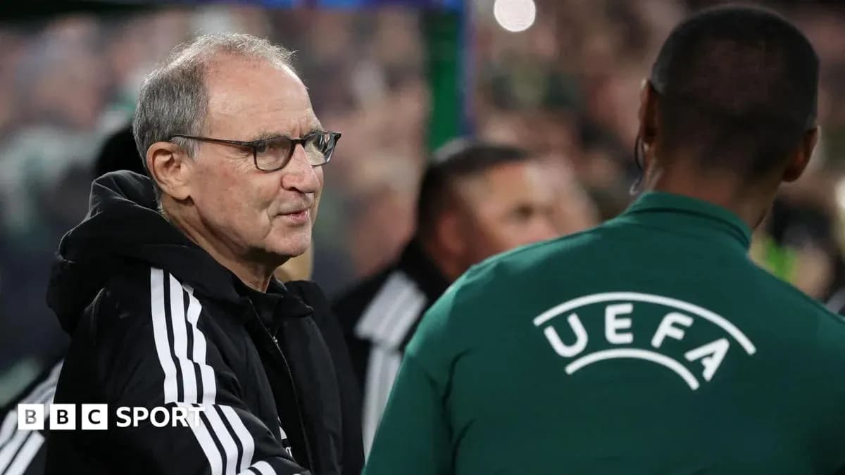 Entraîneur échangeant avec un officiel de l'UEFA Entraîneur échangeant avec un officiel de l'UEFA