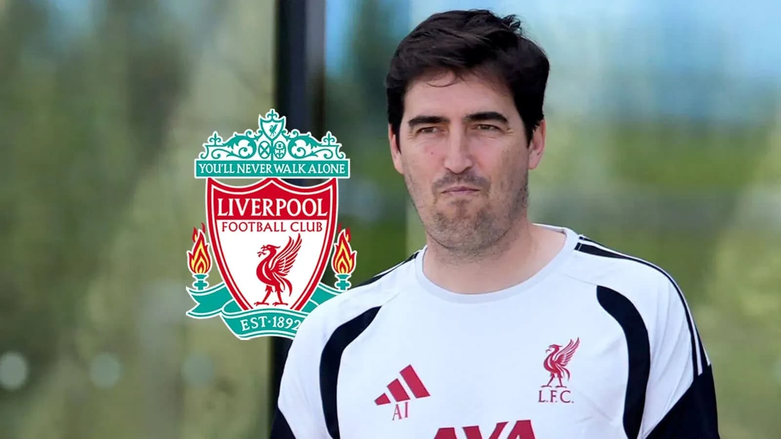 Entraîneur de Liverpool devant le logo du club Entraîneur de Liverpool devant le logo du club