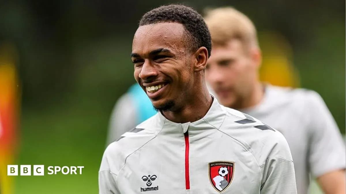 Joueur d'AFC Bournemouth souriant lors de l'entraînement Joueur d'AFC Bournemouth souriant lors de l'entraînement
