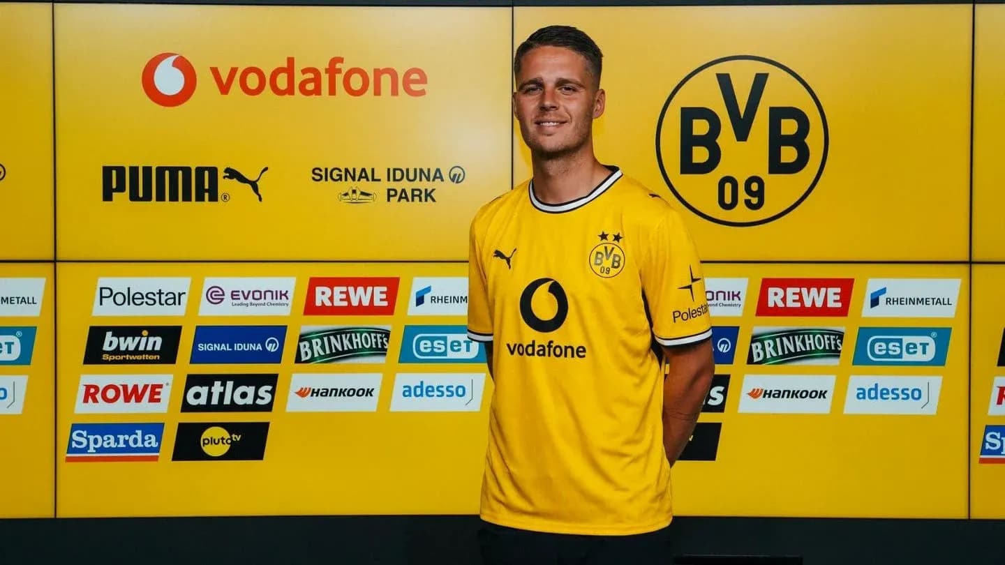 Joueur en maillot jaune de Dortmund lors de la présentation Joueur en maillot jaune de Dortmund lors de la présentation