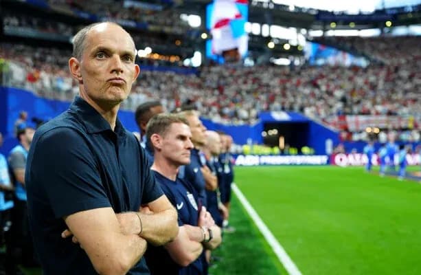 Entraîneur observant le match depuis la touche Entraîneur observant le match depuis la touche