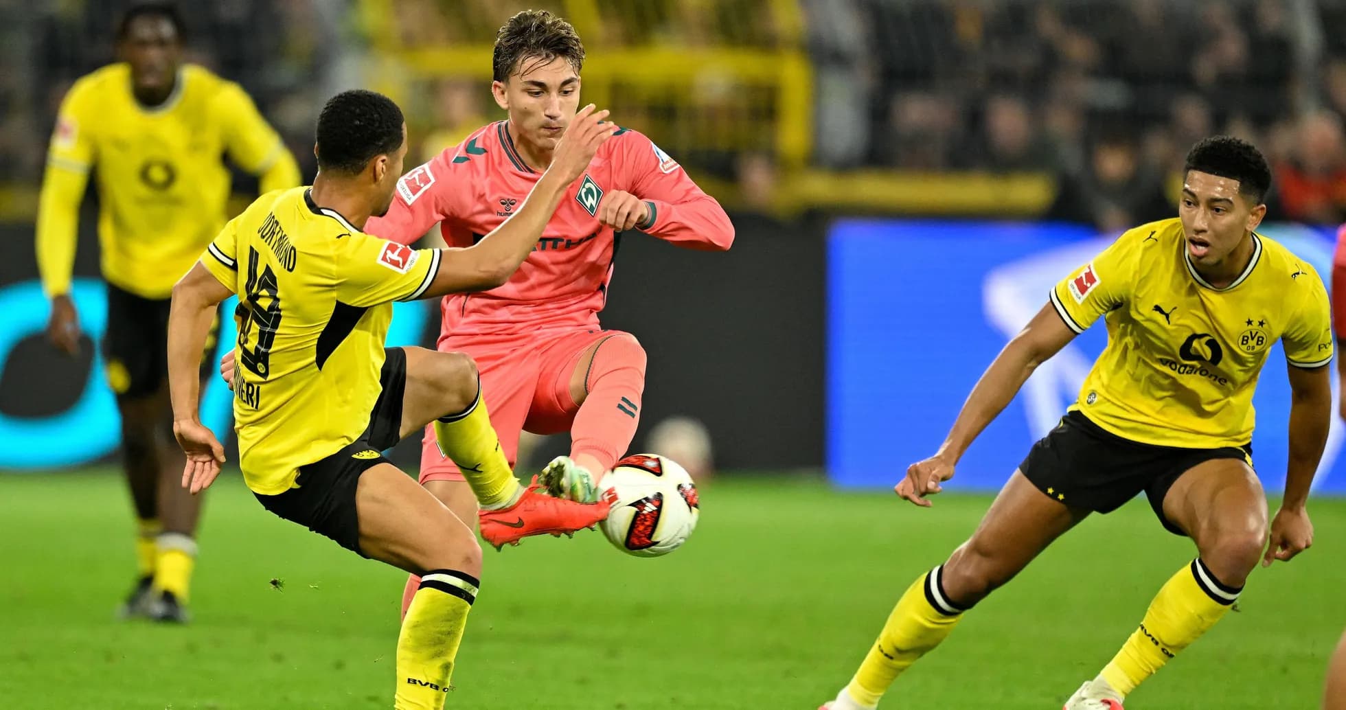 Joueurs en action lors d'un match de football Joueurs en action lors d'un match de football