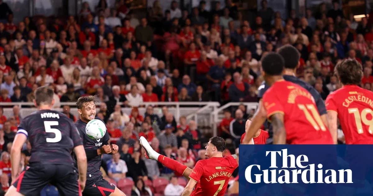 Joueur tirant au but pendant un match de football Joueur tirant au but pendant un match de football