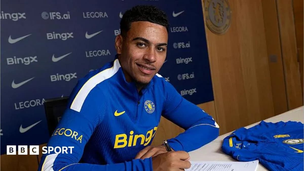 Joueur signant un contrat avec Chelsea FC Joueur signant un contrat avec Chelsea FC
