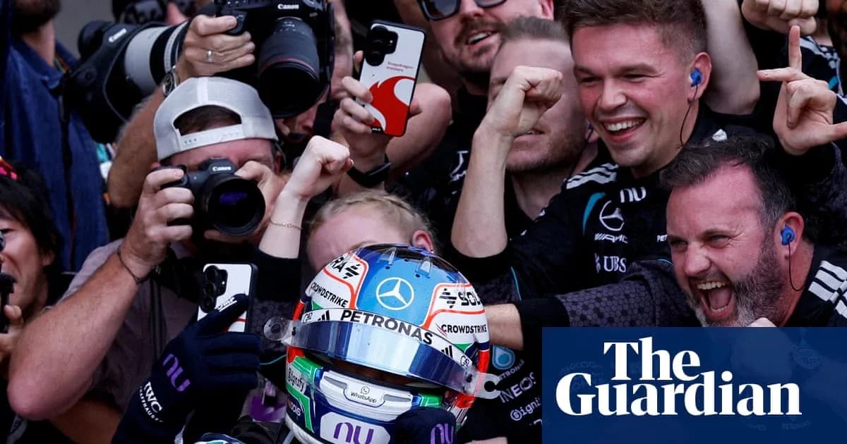 Pilote célébrant avec l'équipe après la victoire Pilote célébrant avec l'équipe après la victoire
