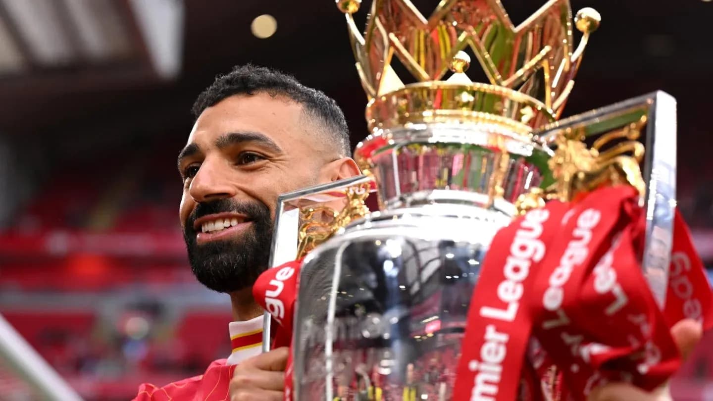 Joueur tenant le trophée de la Premier League Joueur tenant le trophée de la Premier League