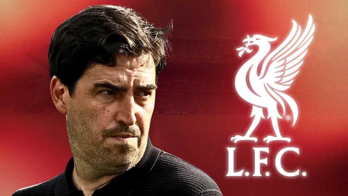 Entraîneur avec logo de Liverpool en arrière-plan Entraîneur avec logo de Liverpool en arrière-plan