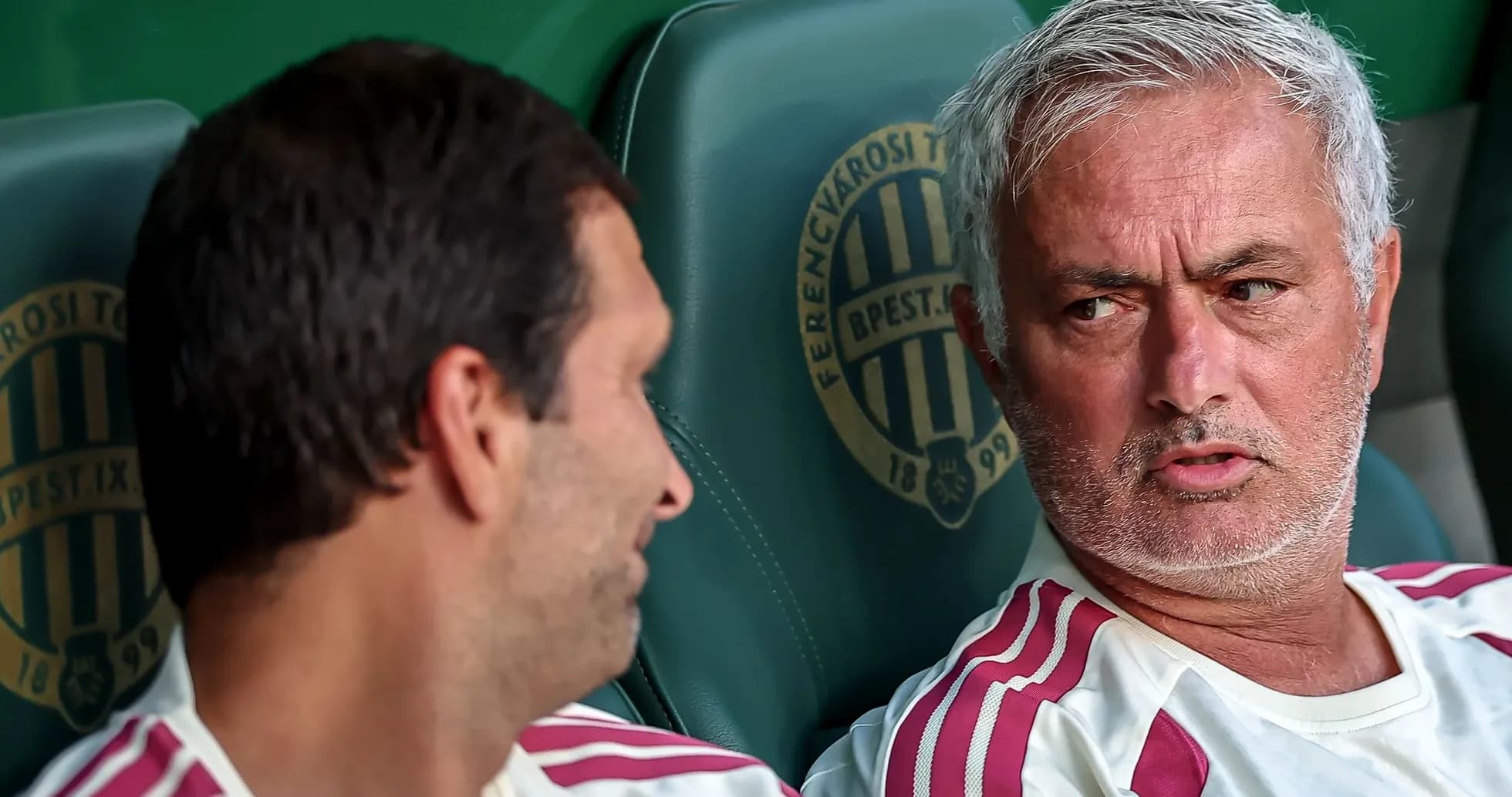 Entraîneurs discutant sur le banc de touche Entraîneurs discutant sur le banc de touche