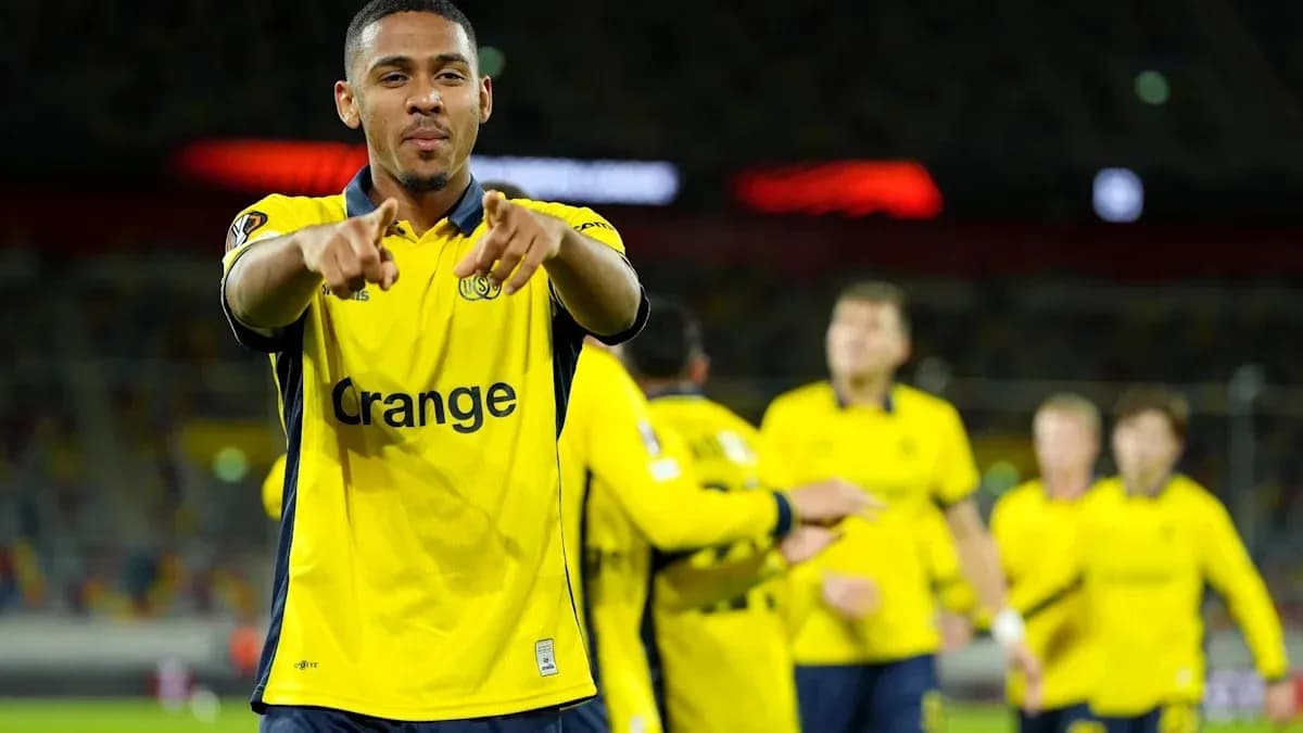 Joueur célébrant avec ses coéquipiers après un match Joueur célébrant avec ses coéquipiers après un match