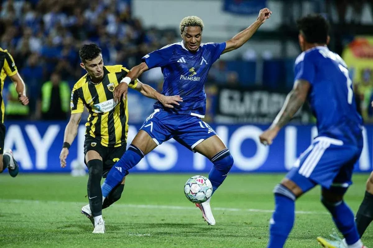 Joueurs de Levski Sofia et AEK Athènes en action Joueurs de Levski Sofia et AEK Athènes en action