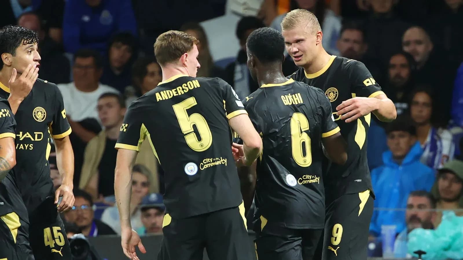 Joueurs de Manchester City célébrant un but ensemble Joueurs de Manchester City célébrant un but ensemble