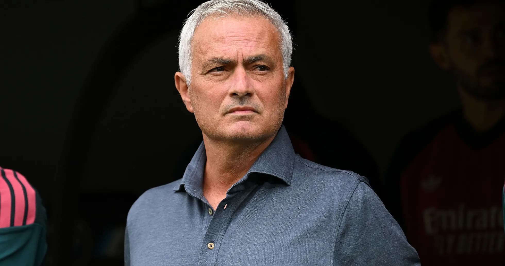 Entraîneur observant le match depuis le banc Entraîneur observant le match depuis le banc
