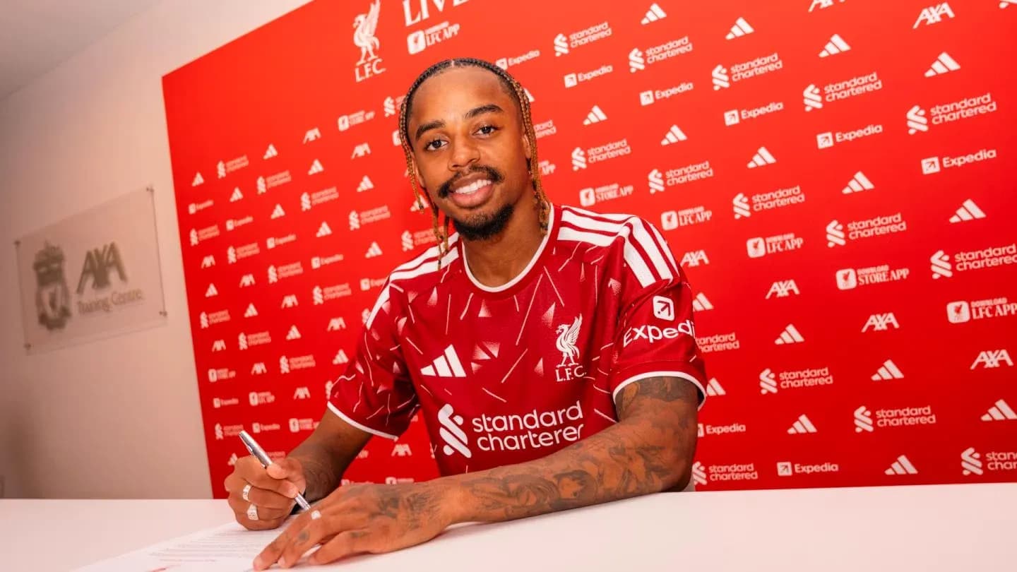 Joueur signant un contrat au centre d'entraînement de Liverpool Joueur signant un contrat au centre d'entraînement de Liverpool