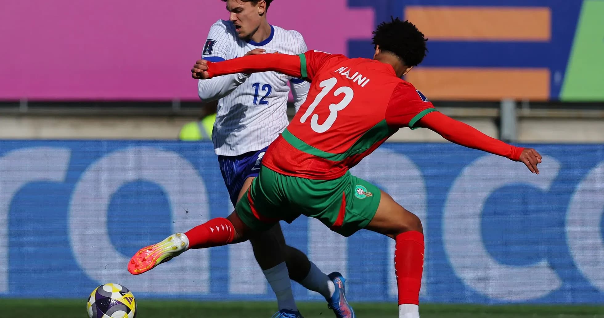 Joueur marocain dribblant un adversaire lors du match Joueur marocain dribblant un adversaire lors du match