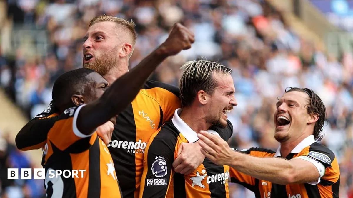 Joueurs célébrant un but ensemble sur le terrain Joueurs célébrant un but ensemble sur le terrain