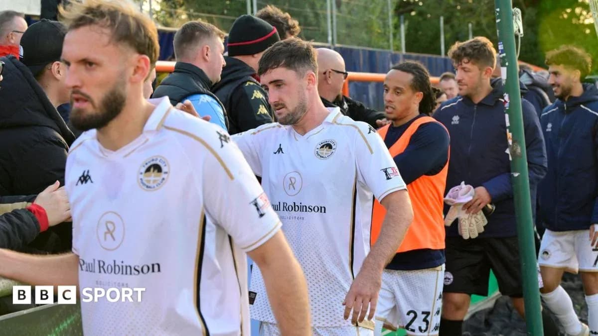 Joueurs quittant le terrain après le match Joueurs quittant le terrain après le match