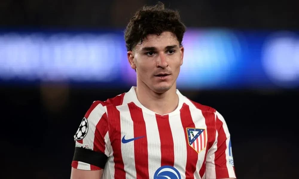 Joueur d'Atlético de Madrid en tenue de match Joueur d'Atlético de Madrid en tenue de match