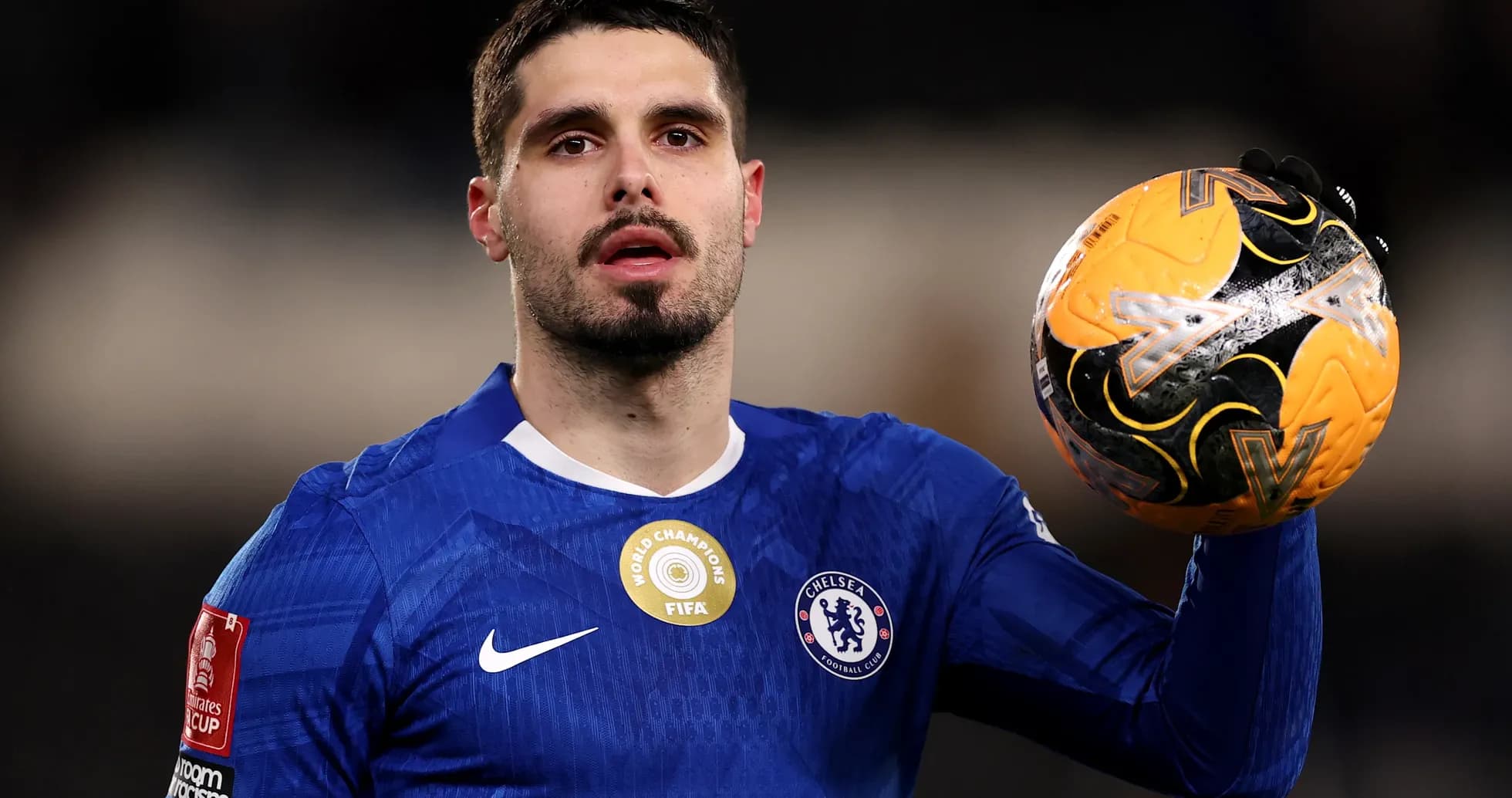 Joueur de Chelsea tenant le ballon Joueur de Chelsea tenant le ballon