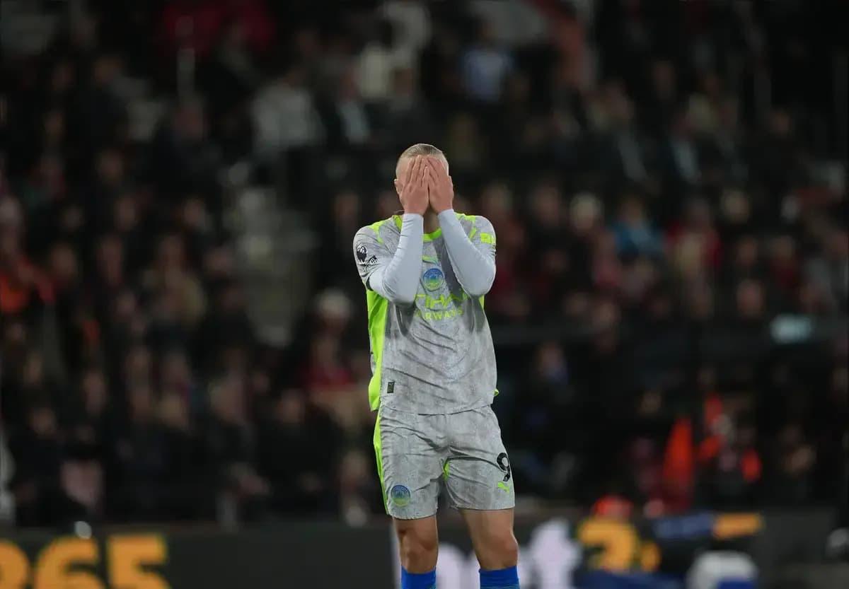 Gardien de but se tenant le visage pendant le match Gardien de but se tenant le visage pendant le match